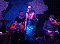 YILDIZ TİLBE - Yıldız Tilbe İzmirlilerle Hasret Giderdi