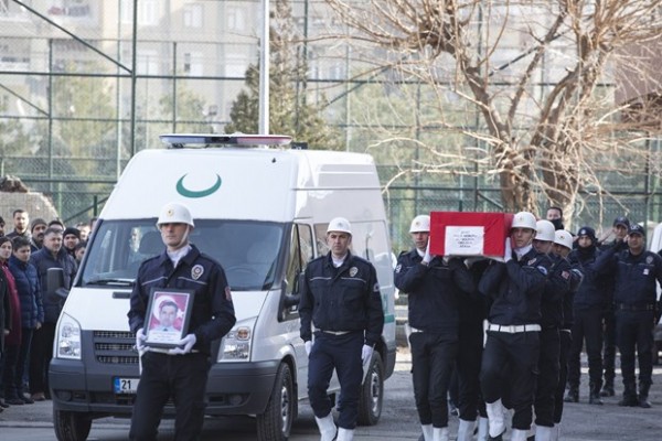 Sur şehidi 'salavatlarla' memleketine uğurlandı