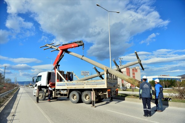 Düzce'de elektrik direkleri devrildi karayolu trafiğe kapandı