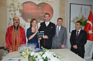 Alman Çiftin Aşkı Kemer'de 'Mutlu Son'la Bitti