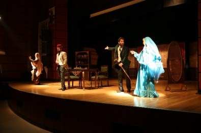 'Araba Sevdası' Sahnelendi