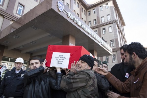 Sur şehidi 'salavatlarla' memleketine uğurlandı