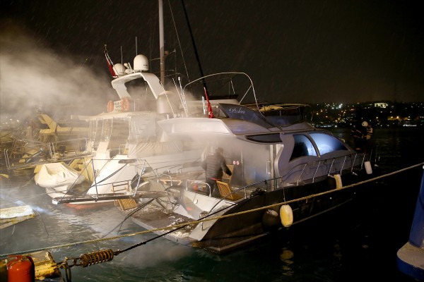 Milyon dolarlık tekne cayır cayır yandı