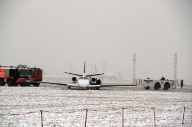 Adnan Polat'ın İçinde Bulunduğu Jet, Havalimanı'nda Pistten Çıktı