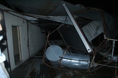 Antalya'da şiddetli fırtına çatıları uçurdu