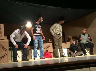 Bitlis'te 'Nereye' Adlı Tiyatro Oyunu Sahnelendi