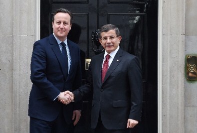 Davutoğlu İngiltere Başbakanı Cameron'la Görüştü