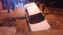 FERTEK - Dikkatsiz Sürücü Otomobiliyle Yol Ortasındaki Çukura Düştü
