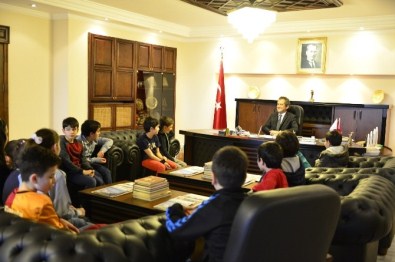 Enderun Buluşmalarına Katılan Minikler Katılım Belgelerini Rektör Özer'den Aldılar