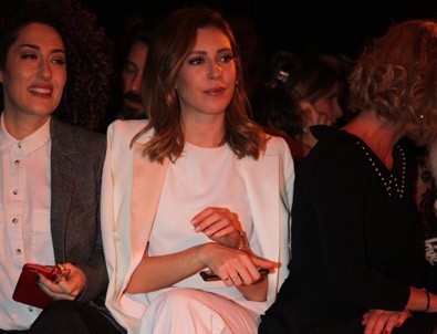 Kenan İmirzalıoğlu'nun sesvgilisi Sinem Kobal tektaş yüzüğünü gösterdi