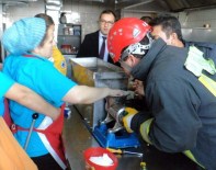 KIYMA MAKİNESİ - Kıyma Makinesinde Kopan Parmağı Yerine Dikildi