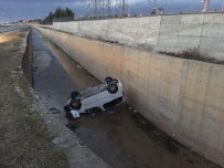 İBRAHİM GÜNEŞ - Otomobil Dereye Uçtu Açıklaması 1 Yaralı