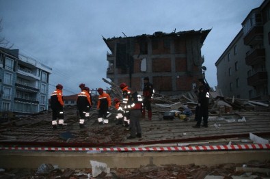 Yozgat'ın Yerköy İlçesinde Depremde Hasar Gören 5 Katlı Bina Çöktü