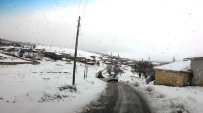 Afyonkarahisar'da Kar Nedeniyle Kapanan Köy Yolları Ulaşıma Açıldı