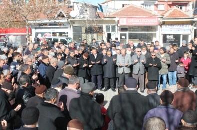 AK Heyet Umreye Gidenleri Uğurladı