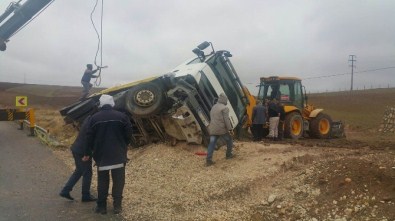 Çakal Köprüsü Girişinde Kamyon Yan Yattı
