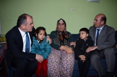 İlkokul Öğrencilerinden, Engelli Torununa Bakan Kadına Yardım Eli