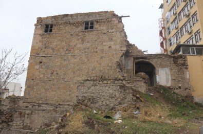 Niğde'de Harabe Evler Tehlike Saçıyor