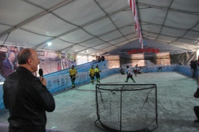 Sultangazi'de Açılan Buz Pateni Pistinde Para Değil, Atık Pil Ve Plastik Kapak Geçiyor