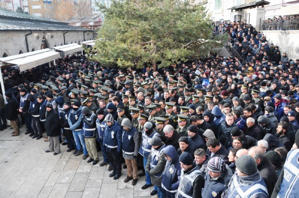 Doğum gününde şehit olan polisi 10 bin kişi uğurladı