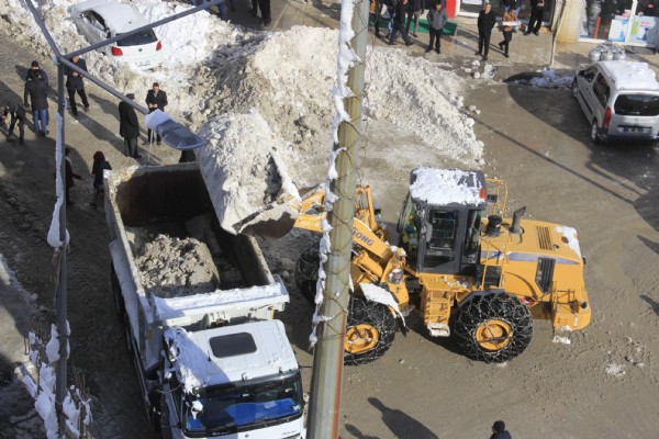 Hakkari'de karla mücadele başladı