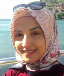 İş yerinin kapısına sıkışarak öldü