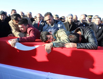 Adıyaman şehidini Türkçe ve Kürtçe ağıtlarla uğurladı
