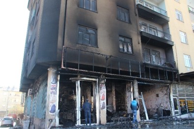 İş Yeri Kül Oldu, Apartman Sakinleri Canını Zor Kurtardı