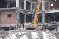 KEPÇE OPERATÖRÜ - Kepçe Operatörü Enkaz Altında Can Verdi