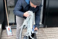 NALBUR DÜKKANI - Yolda Aracı Mahsur Kalan Sürücü Kendi Araç Zincirini Yaptı