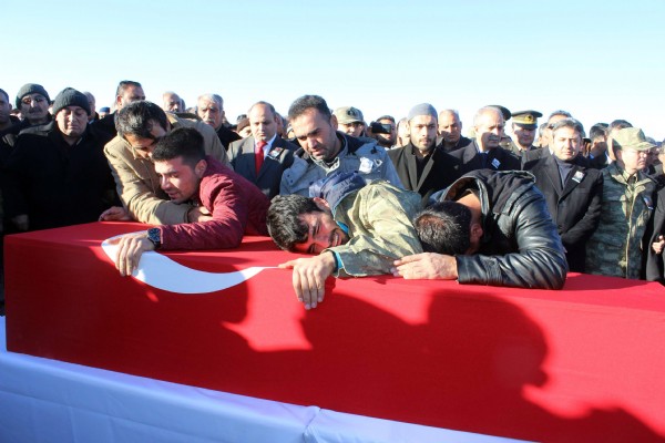 Adıyaman şehidini Türkçe ve Kürtçe ağıtlarla uğurladı