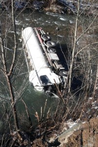 Akaryakıt Tankeri Harşit Çayı'na Uçtu Açıklaması 2 Yaralı