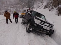 GRUP GENÇ - Ayder Yaylası'nda Kara Saplanan Araçların İmdadına Kar Taksileri Yetişiyor