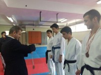 KENAN YILMAZ - Bilecik'te Lise Ve Ortaokullar Arası Karate Şampiyonası Yapıldı