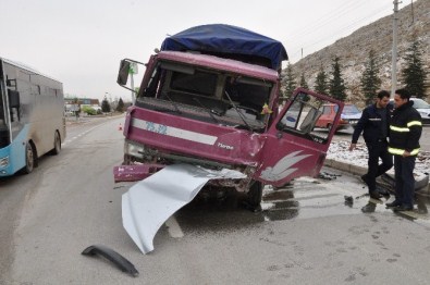 Kamyon İle Otomobil Çarpıştı Açıklaması 3 Yaralı