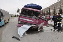 ŞAHIN DEMIR - Kamyon İle Otomobil Çarpıştı Açıklaması 3 Yaralı