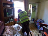 EV TEMİZLİĞİ - Seyitgazi Belediyesi'nden Yaşlı Ve Engelli Vatandaşların Evlerine Temizlik Hizmeti