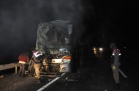 İNŞAAT MALZEMESİ - Yolcu Otobüsü Tır'a Arkadan Çarptı Açıklaması 14 Yaralı