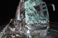 İNŞAAT MALZEMESİ - Yolcu Otobüsü TIR'a Çarptı Açıklaması 14 Yaralı
