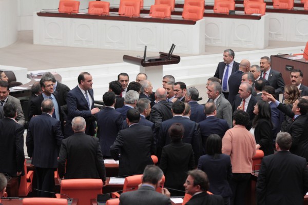 Meclis Genel Kurulu'nda kavga çıktı