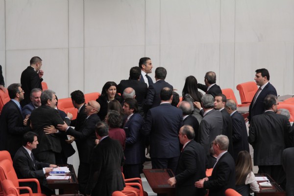 Meclis Genel Kurulu'nda kavga çıktı
