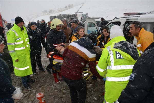 Elmadağ'da trafik kazası: 25 yaralı