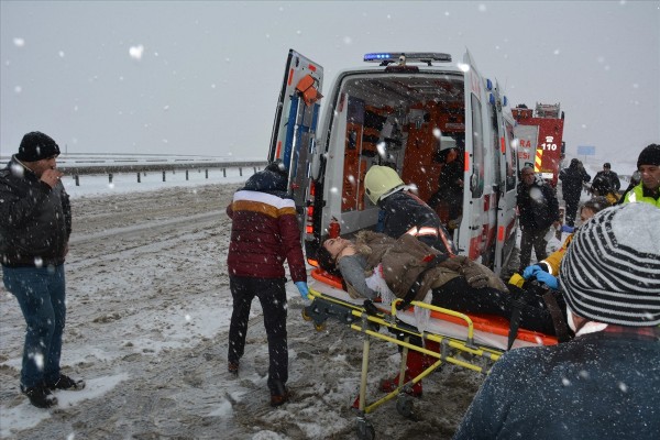 Elmadağ'da trafik kazası: 25 yaralı