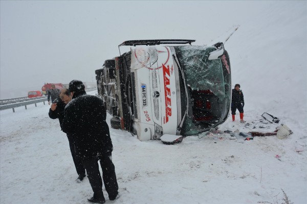 Elmadağ'da trafik kazası: 25 yaralı