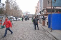 Sur'da Yasak Olmayan Yerlerde Esnaf Kepenk Açmaya Çekiniyor