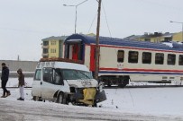 YOLCU TRENİ - Yolcu Treni Minibüse Çarptı Açıklaması 1 Yaralı