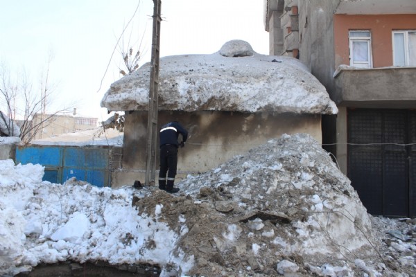 Yüksekova'da zırhlı araç geçişi sırasında patlama