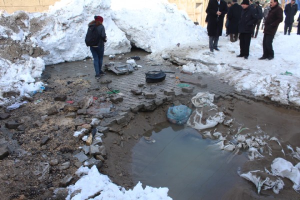 Yüksekova'da zırhlı araç geçişi sırasında patlama