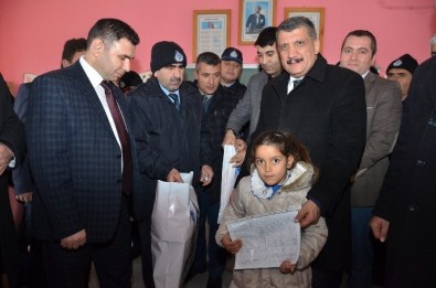 Başarılı Öğrencilere Kitap Ve Kıyafet Hediye Edildi