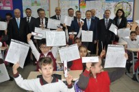 KARNE HEYECANI - Başkan Uğur Karne Dağıttı